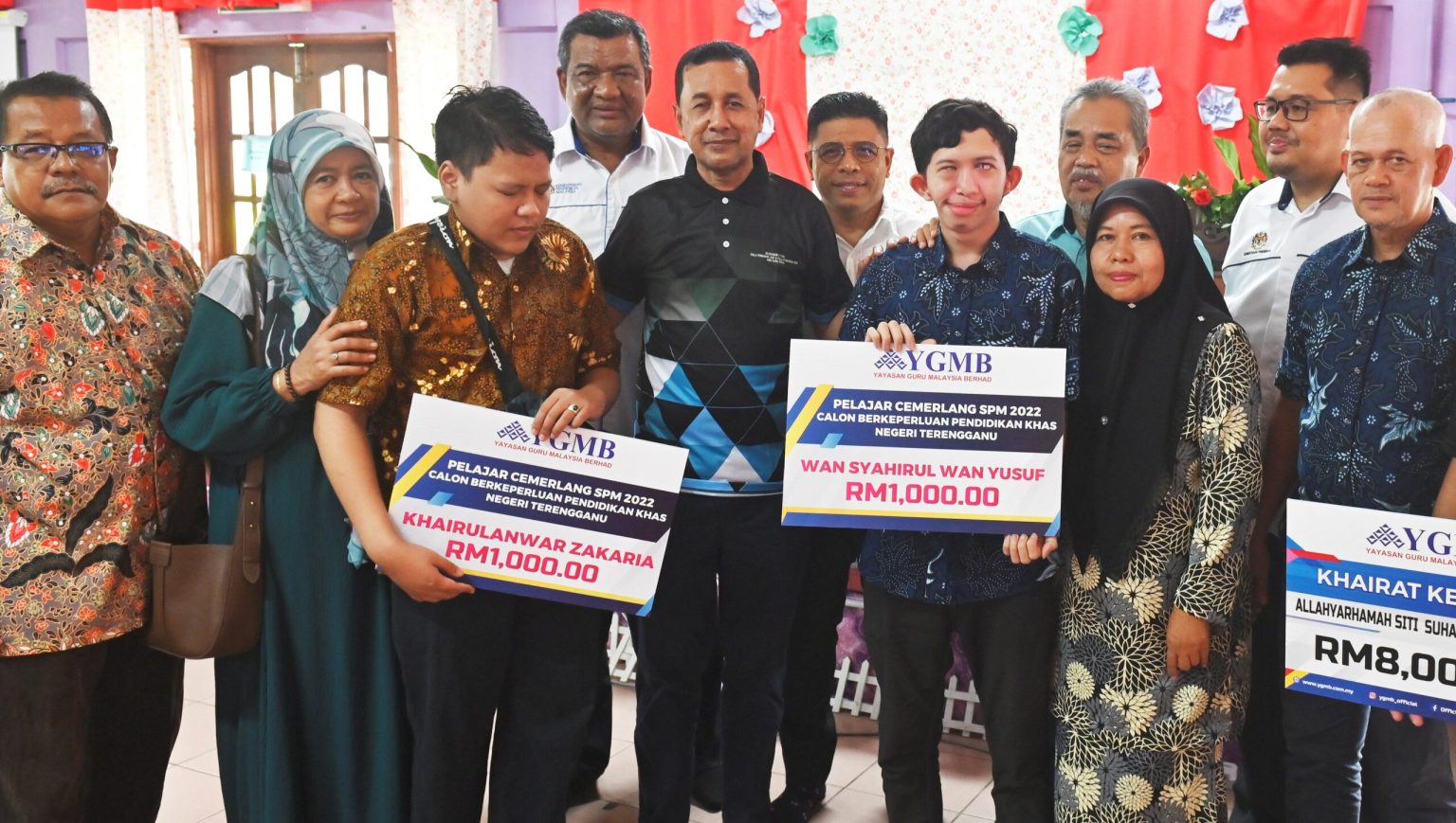 DUA PELAJAR BUTA CEMERLANG SPM TERIMA SUMBANGAN YGMB