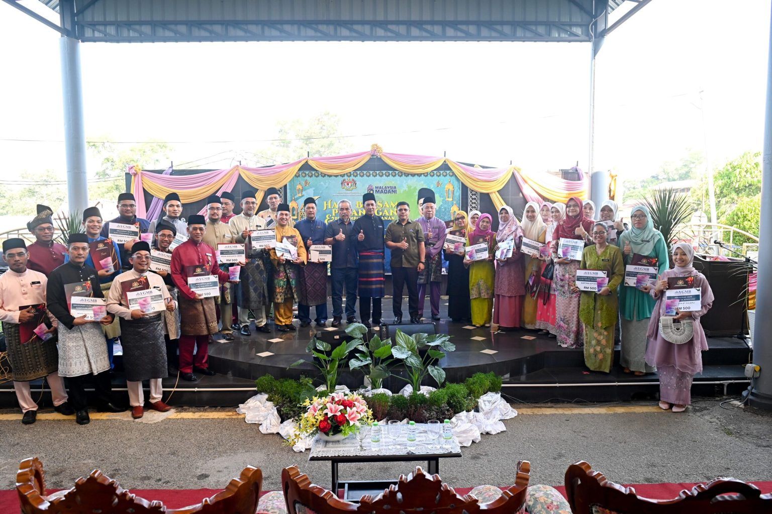 WARGA GURU TERENGGANU CEMERLANG TERIMA ANUGERAH SUMBANGAN YGMB