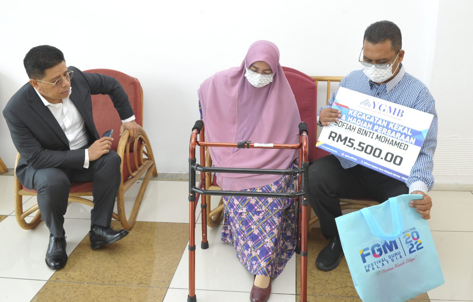 BEKAS PENSYARAH MANGSA NAHAS TERIMA SUMBANGAN RM5,500