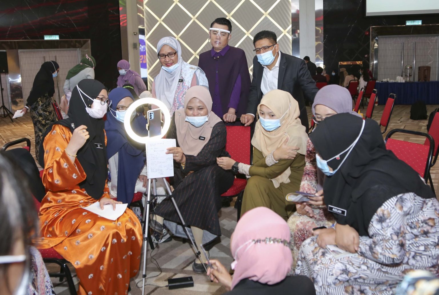 WARGA PENDIDIK PUAS HATI ANJURAN SEMINAR GURU MERAK DI PENANG