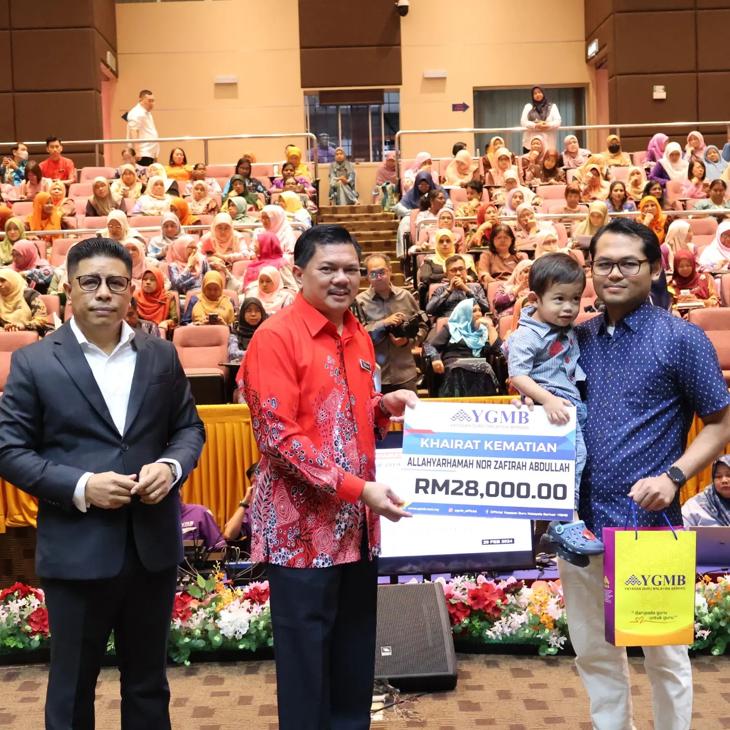 GURU MAUT KERETA TERBABAS MASUK LONGKANG