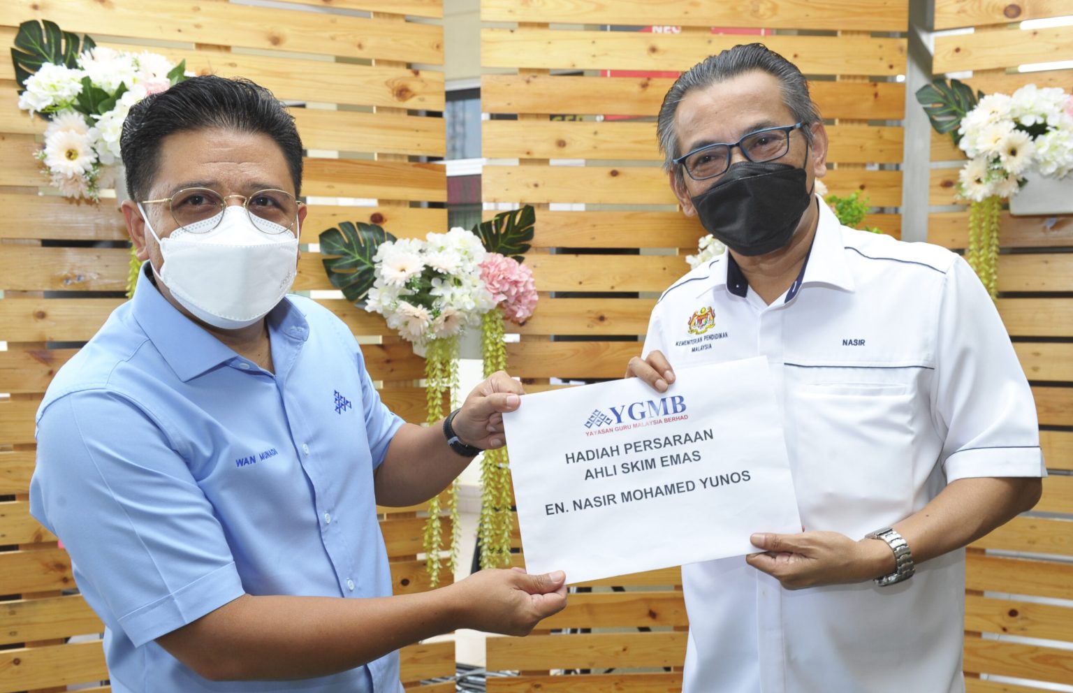 TERIMA HADIAH PERSARAAN ASE, NASIR YAKIN YGMB KOMITED JAGA KEBAJIKAN WARGA PENDIDIK