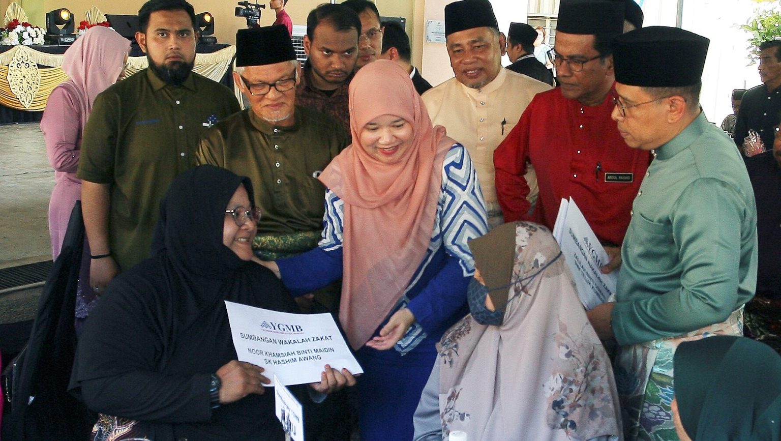 YGMB AGIH WAKALAH ZAKAT KEPADA GURU DAN PELAJAR ASNAF