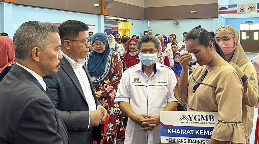 BERGADAI BARANGAN KEMAS TAMPUNG KEHIDUPAN SELEPAS KEMATIAN SUAMI
